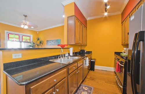 South Main Historic District House | Beale 2 blocks, 2800 SqFt 9 beds 2car-garage 3 patios Trolley stop @front door