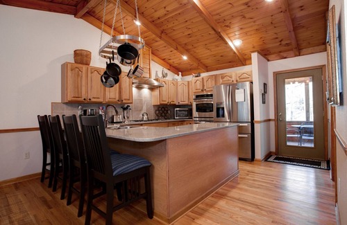 Horse Shoe Cabin | Bear Bottom Cabin | Spacious 3 BR Cabin Just Outside Asheville!