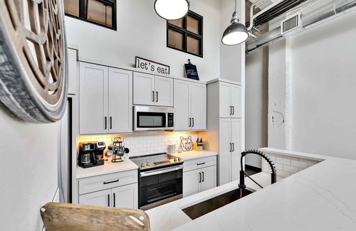 Brazos Condo | Bear Bungalow-2 bedroom luxury loft with free parking/walking distance downtown