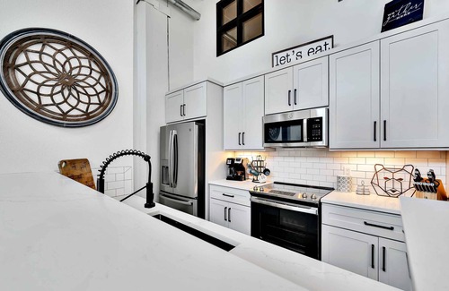 Brazos Condo | Bear Bungalow-2 bedroom luxury loft with free parking/walking distance downtown