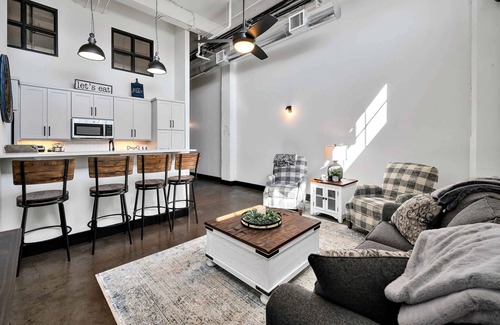 Brazos Condo | Bear Bungalow-2 bedroom luxury loft with free parking/walking distance downtown