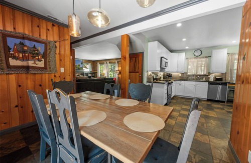 Big Bear City Cabin | Bear Cub Cabin + Hot-Tub & Outdoor Patio w/BBQ!