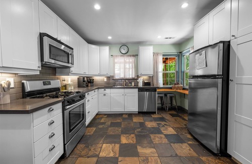 Big Bear City Cabin | Bear Cub Cabin + Hot-Tub & Outdoor Patio w/BBQ!