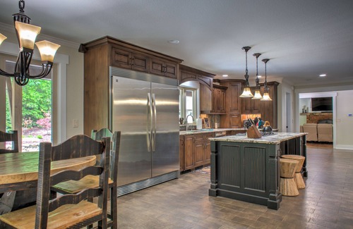 Hendersonville House | Bear Hug Retreat | Hot Tub, Fire Pit & Guesthouse + Biltmore Pass🔥