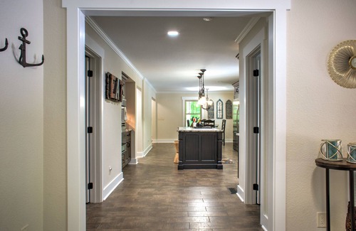 Hendersonville House | Bear Hug Retreat | Hot Tub, Fire Pit & Guesthouse + Biltmore Pass🔥