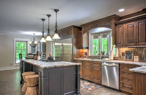 Hendersonville House | Bear Hug Retreat | Hot Tub, Fire Pit & Guesthouse + Biltmore Pass🔥