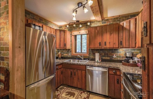 Saint Mary's House | BEAR PARK CABIN, glacier, lakes, fishing & hiking, ATV trails!