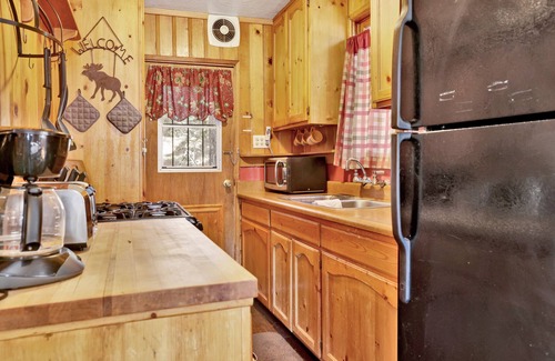 Big Bear Lake Cabin | Bear Paw Cottage at Big Bear w/Hot Tub
