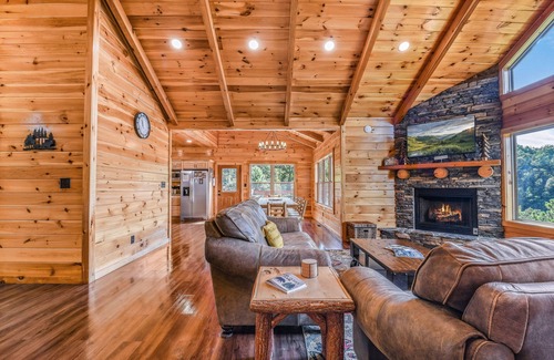 Gatlinburg - Pigeon Forge Cabin | Bear Ridge (3-Bedroom Cabin) with Mountain view by RedAwning