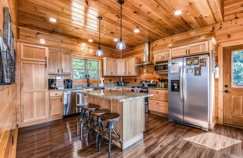 Gatlinburg - Pigeon Forge Cabin | Bear Ridge (3-Bedroom Cabin) with Mountain view by RedAwning