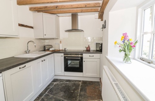 Bretforton Cottage | BEAR'S COTTAGE, family friendly, with a garden in Bretforton