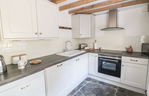 Bretforton Cottage | BEAR'S COTTAGE, family friendly, with a garden in Bretforton