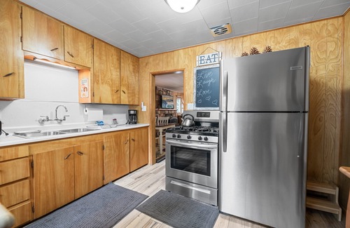 Fox Farm House | Bear Slope View - Close to Slopes, Pet Friendly, Fenced Yard, Hot Tub