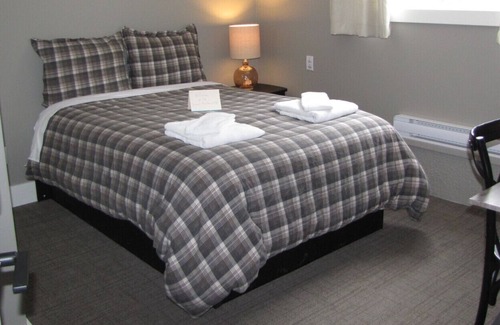 Stewart Condo | Bear Valley King Suite - Stewart Mountain Lodge double size bed room