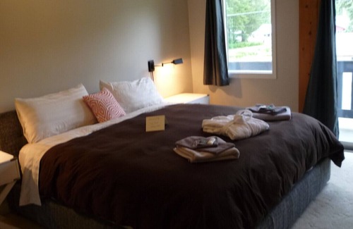 Stewart Condo | Bear Valley King Suite - King Suite at the Bearvalley Guesthouse