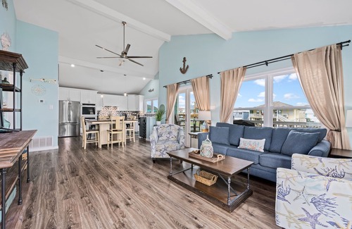 City-by-the Sea House | Bearfoot Bungalow | Cozy Bayfront Beauty Near Area Fun!