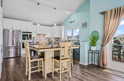 City-by-the Sea House | Bearfoot Bungalow | Cozy Bayfront Beauty Near Area Fun!