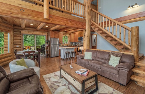 Leavenworth Cabin | Bearfoot Chalet-Private, Hot Tub, WIFI, Dogs OK