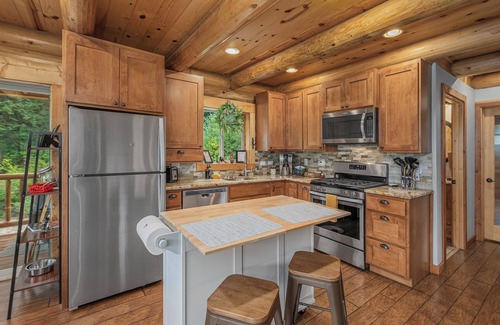 Leavenworth Cabin | Bearfoot Chalet-Private, Hot Tub, WIFI, Dogs OK