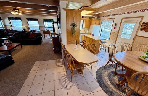 Garden City House | Bearfoot Cottage right on the lake, large lawn and deck, sleeps 19, parks 7