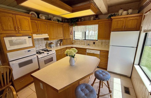 Garden City House | Bearfoot Cottage right on the lake, large lawn and deck, sleeps 19, parks 7