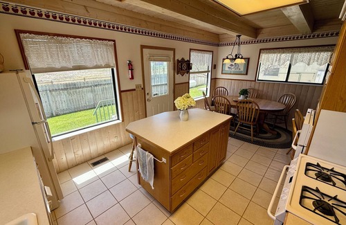 Garden City House | Bearfoot Cottage right on the lake, large lawn and deck, sleeps 19, parks 7