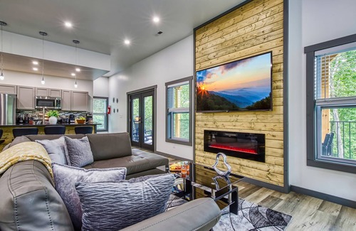 Chalet Village Cabin | Bearfoot Getaway - New! Lux Cabin, Hot Tub, Pool