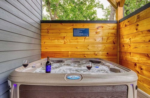 Chalet Village Cabin | Bearfoot Getaway - New! Lux Cabin, Hot Tub, Pool