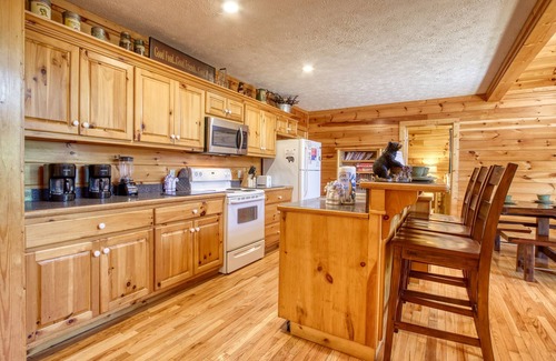 Black Bear Falls Cabin | BEARLY BELIEVABLE - 5 Bedroom - Sleeps 20 - Mountain Views!