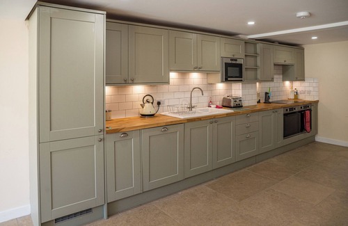 Little Rissington Cottage | BEARS COURT BARN 7, pet friendly in Bourton-On-The-Water