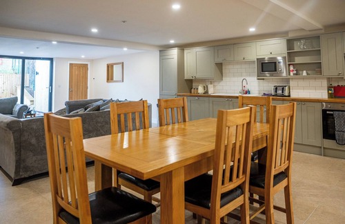Little Rissington Cottage | BEARS COURT BARN 8, pet friendly in Bourton-On-The-Water