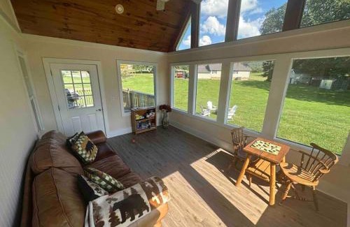 Gatlinburg - Pigeon Forge House | Bears Valley Inn - Cozy Pet Friendly Family Retreat - 15 Min to Top Attractions - Game Room & Private Fishing Hole