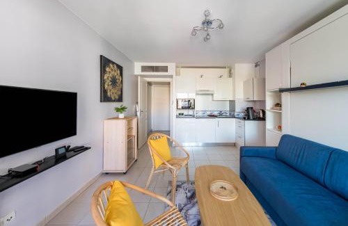 Juan-les-Pins Apartment | Beau Studio Véranda à deux pas de la mer - parking inclus