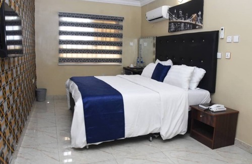 Epetu Cabin | Beautiful 1 Bed, Living Room in a Hotel Penthouse