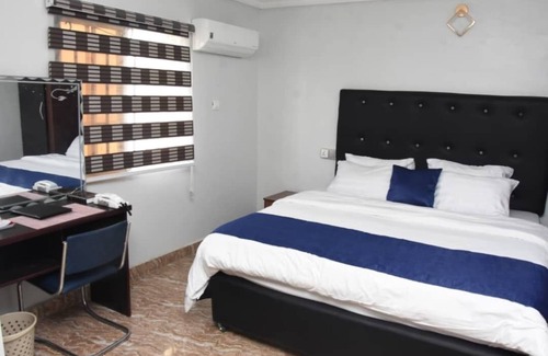 Epetu Cabin | Beautiful 1 Bed, Living Room in a Hotel Penthouse