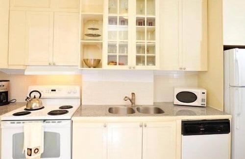 Roncesvalles Village House | Beautiful 1 Bedroom Garden Apt In Roncesvalles High Park.