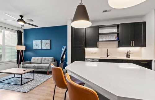 North Hyde Park Apartment | Beautiful 1BD | Vibrant & Central Community | Pool