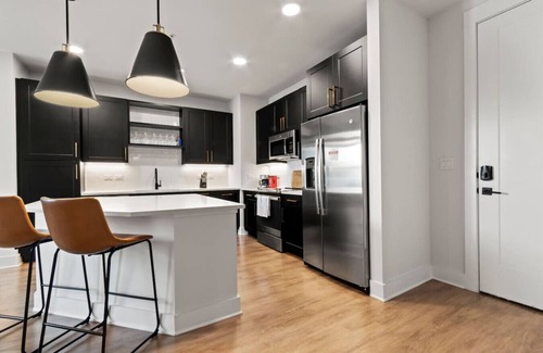 North Hyde Park Apartment | Beautiful 1BD | Vibrant & Central Community | Pool
