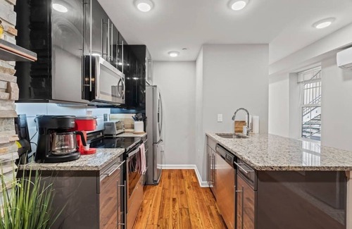 Rittenhouse Row Apartment | Beautiful 1BD With Balcony