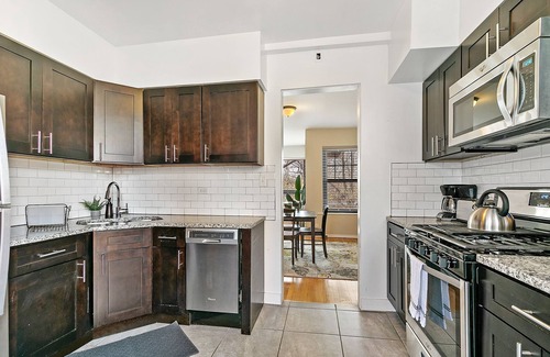 Hyde Park Apartment | Beautiful 1BR Home in Historic Hyde Park Near University of Chicago