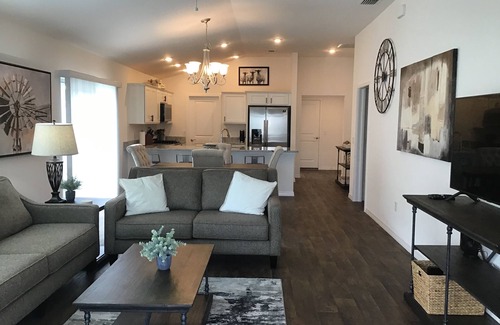 Wildwood House | Beautiful 2/2 Courtyard Villa Located in Linden Isle w/BBQ Grill & FREE WiFi!