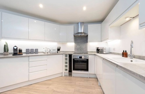 Cheltenham Apartment | Beautiful 2-Bed 2 Bath Regency Flat with Parking