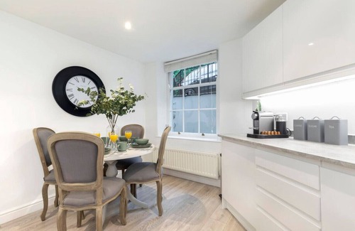 Cheltenham Apartment | Beautiful 2-Bed 2 Bath Regency Flat with Parking