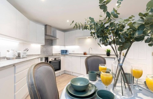 Cheltenham Apartment | Beautiful 2-Bed 2 Bath Regency Flat with Parking