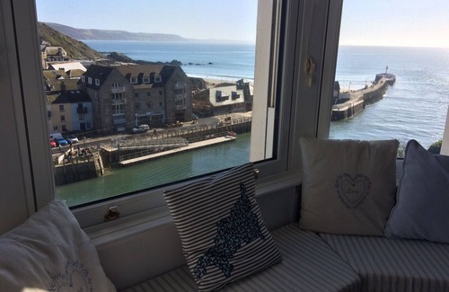 West Looe Apartment | Beautiful 2 bed apartment, tastefully furnished with breathtaking views.