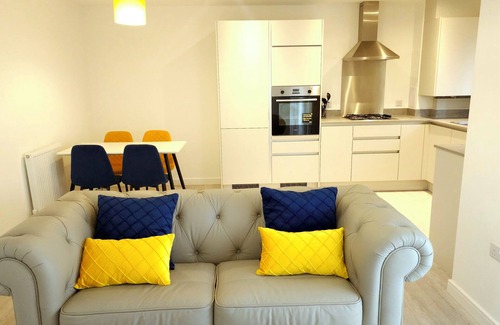 Greenhithe Apartment | Beautiful 2-bed Apartment in Greenhithe, Bluewater, Free parking space