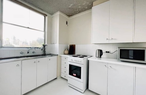 Parkville Apartment | Beautiful 2 Bedrooms w Kitchen & Carpark 🌹