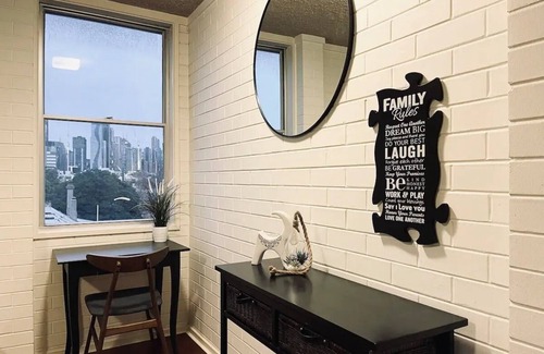 Parkville Apartment | Beautiful 2 Bedrooms w Kitchen & Carpark 🌹