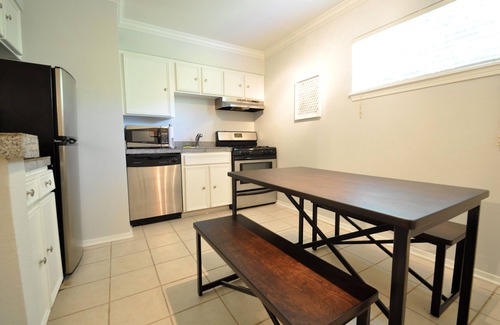 South Lamar Condo | Beautiful 2 Bed South Lamar Oasis!
