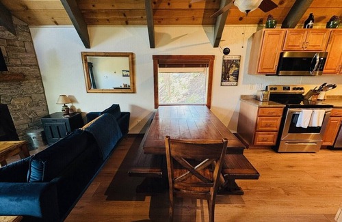 Mammoth Lakes House | Beautiful 2 Bedroom +Loft, 2 Bath - Walk to Village
